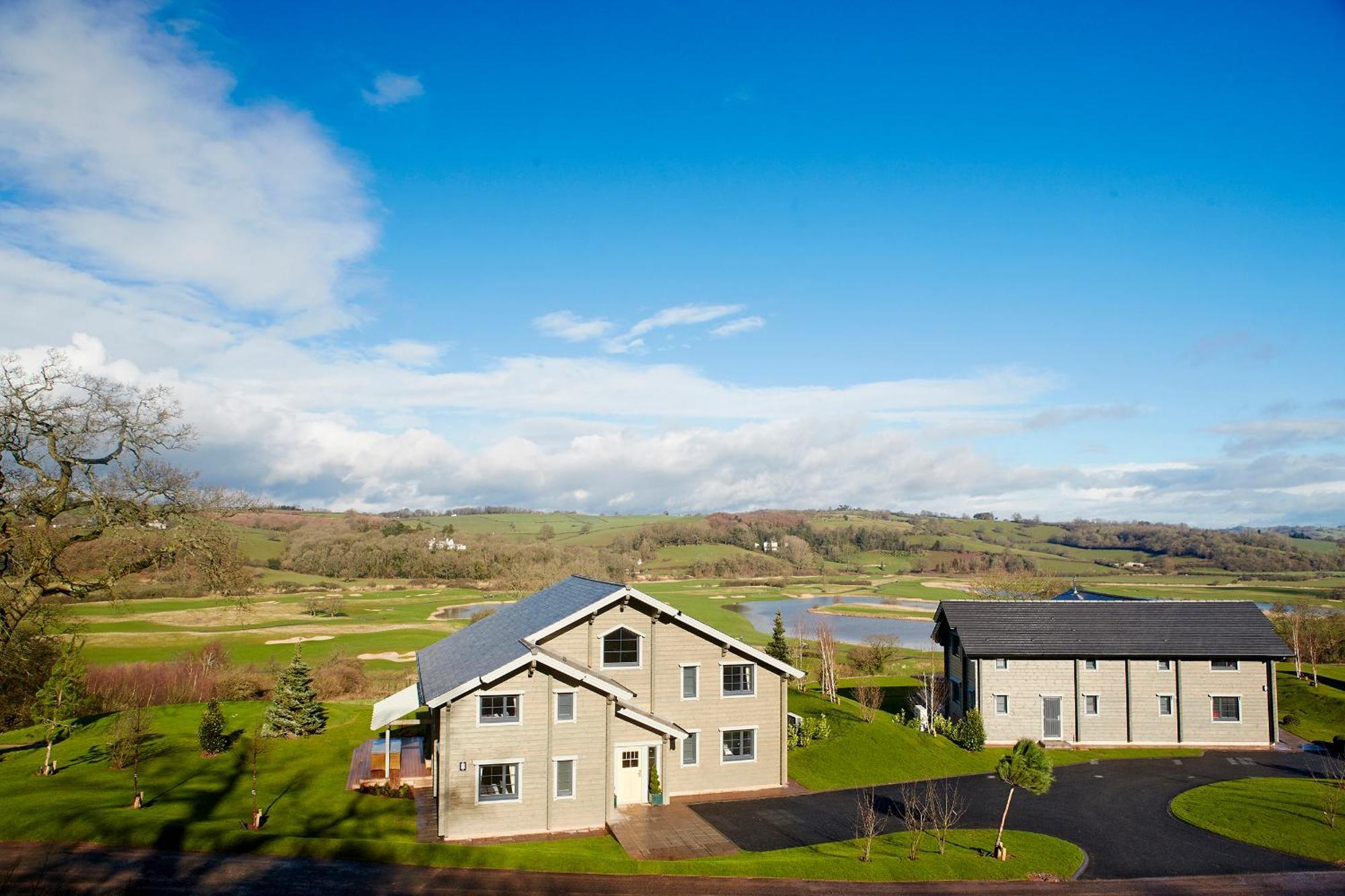 Hunter Lodges By Celtic Manor Newport  Extérieur photo