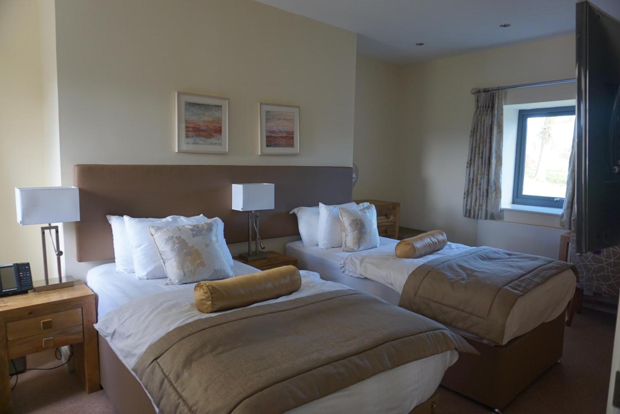 Hunter Lodges By Celtic Manor Newport  Extérieur photo